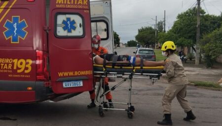 Motociclista é socorrido após bater contra caminhão em Corumbá