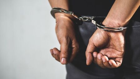 Imagem de homem com algema 