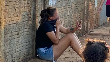 Aos prantos, familiar chora no local de confronto entre PM e criminosos no Iracy Coelho