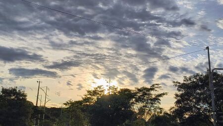 Sol apareceu entre nuvens em Campo Grande