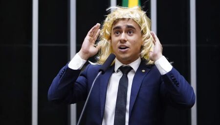 Momento em que Nikolas usou a peruca no discurso