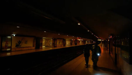 Estação de metrô em Lisboa durante o apagão