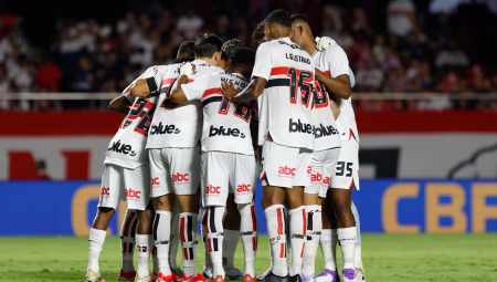 Time do São Paulo na partida contra o Santos