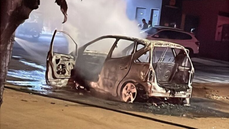 Carro ficou destruído com as chamas