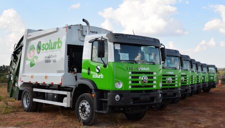Frota de caminhões da empresa Solurb - 