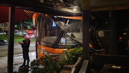Ônibus entrou com tudo no bar da Afonso Pena