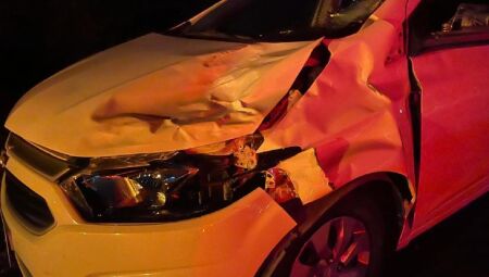 Carro ficou bastante danificado