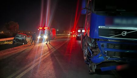 Carro ficou bastante destruído