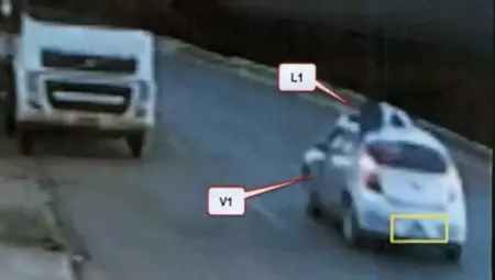 Uma das vítimas ficou no capô do carro - 