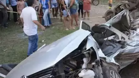 Carro da professora ficou destruído  