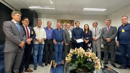 Diretores da ACICG, Setlog e deputados entregaram relatório de denúncias 
