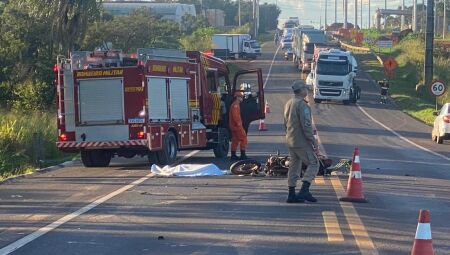 JD1TV AGORA: Motociclista morre ao bater em carro, cair e ser atropelado por caminhão na BR-163