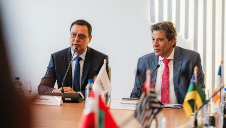 Secretário de Fazenda de Mato Grosso do Sul e presidente do Comsefaz, Flávio César Mendes de Oliveira, e o ministro da Fazenda, Fernando Haddad