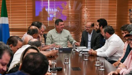 Governador Eduardo Riedel durante a reunião com as lideranças de Deodápolis 