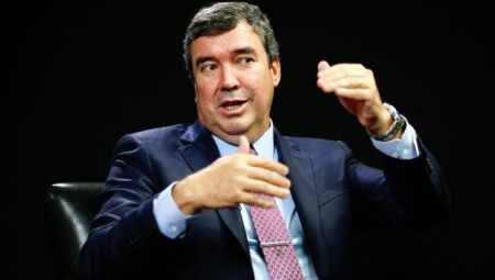 Governador Eduardo Riedel (PSDB)