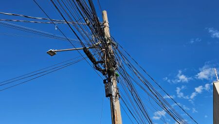 Fios soltos que se acumulam em postes por toda Campo Grande - 