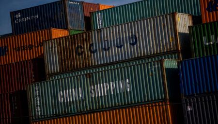 Contêineres de transporte da China no Porto de Los Angeles, em San Pedro, Califórnia