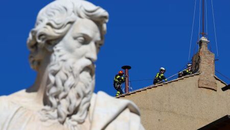 Bombeiros instalam chaminé no telhado da Capela Sistina