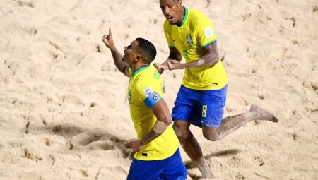 Rodrigo comemora gol do Brasil sobre El Salvador na Copa do Mundo de futebol de areia