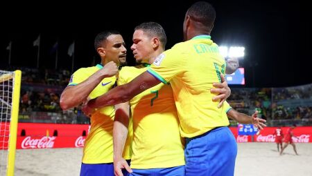 Seleção brasileira celebra gol contra Omã na Copa do Mundo de futebol de areia 