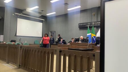 Rozely Henrique, a "Buga", chegou ao plenário do júri escoltada por uma policial - 