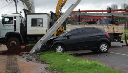 O poste precisou ser trocado por conta do acidente