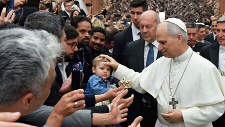 Papa XIV abençoa fiéis em sua primeira semana de papado