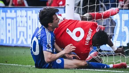 Awoniyi se chocou com a trave ao tentar completar uma jogada 