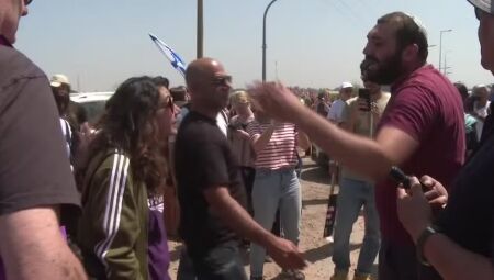Manifestantes israelenses pró e contra a entrada de ajuda humanitária em Gaza se confrontam