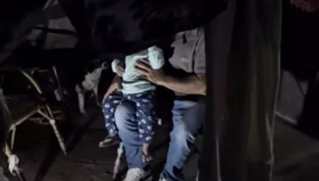 O bebê foi resgatado pelos familiares 