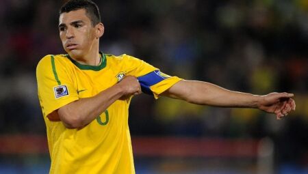 Lúcio em ação pela Seleção Brasileira em 2010 