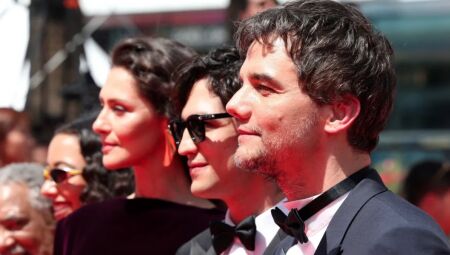 Carlos Francisco, Alice Carvalho, Maria Fernanda Cândido, Gabriel Leone e Wagner Moura na estreia de "O Agente Secreto" em Cannes  