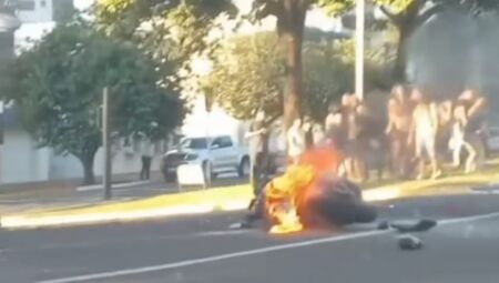 Moto ficou destruída