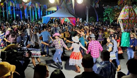 Prepare o chapéu de palha, a roupa caipira e celebre a tradição junina  