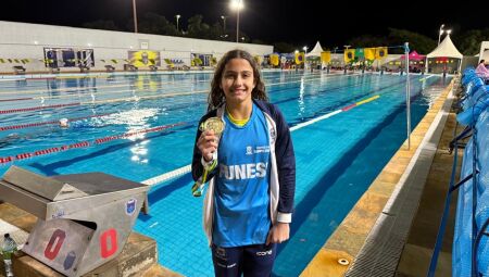 Nadadora conquistou quatro ouros na competição