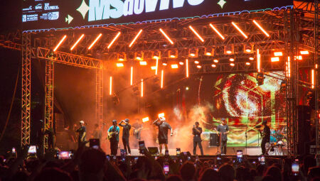MS ao Vivo: 15 mil pessoas curtiram a noite com o Top Samba e Atitude 67 