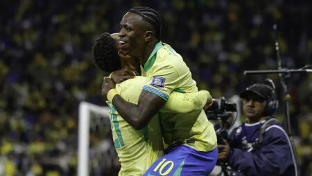 Vinícius Júnior comemorando o gol marcado