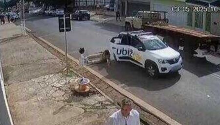 JD1TV: Sem dinheiro para pagar corrida de aplicativo, mulher se joga de carro em movimento