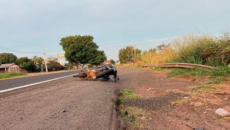 Jovem fica ferida ao sofrer acidente em moto de aplicativo na BR-163