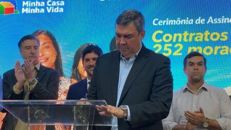 Governador Eduardo Corrêa Riedel assina convênio -