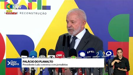 Presidente Lula conversa com jornalistas