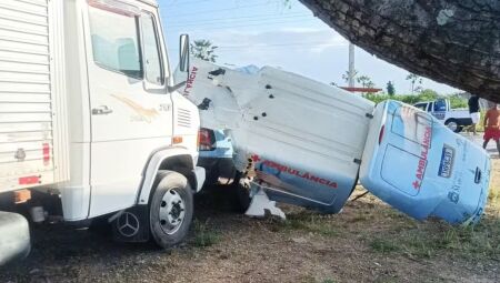 Quatro morrem em colisão entre caminhão e ambulância da cidade de Marco, no Ceará