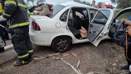 Motorista bate carro em árvore ao desviar de animal na pista em Corumbá