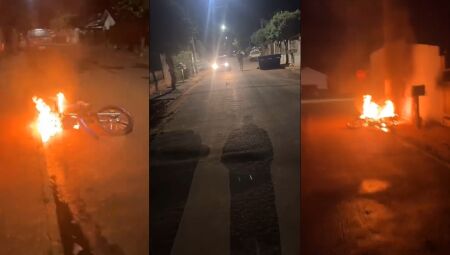 Motocicleta foi incediada após ataque