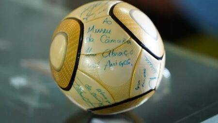 Bola assinada por Neymar foi devolvida após ser roubada nos ataques de 8 de janeiro de 2023 