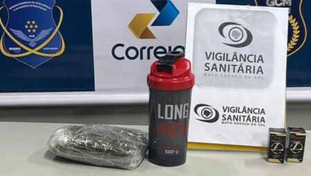 Protegendo a 'ervinha' do frio? Traficantes escondem maconha e anabolizantes em casaco