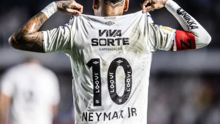 Neymar, hoje camisa 10 do Santos, segue no Brasil para tentar retornar à Seleção Brasileira   