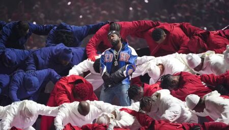 Kendrick Lamar no show do intervalo do Super Bowl 2025 