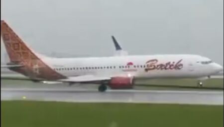 Vento cruzado faz avião pousar "de lado" na Indonésia; vídeo 
