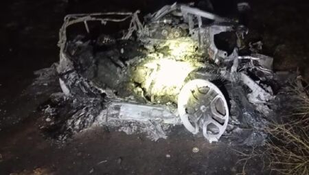 Carro ficou irreconhecível após o acidente